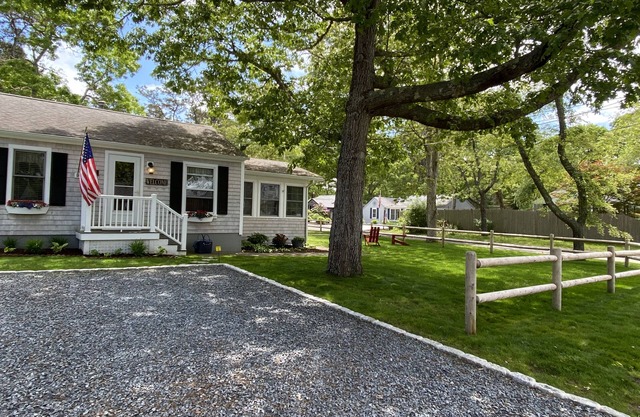 Charming Cape Cod Family Cottage - 5 min walk to beach! BRING FIDO!