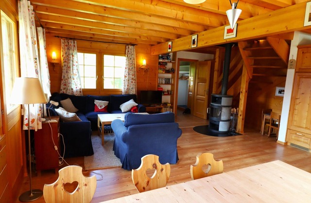 Charming chalet for 8 people with a large terrace and a balcony with garden furniture.Interior : app