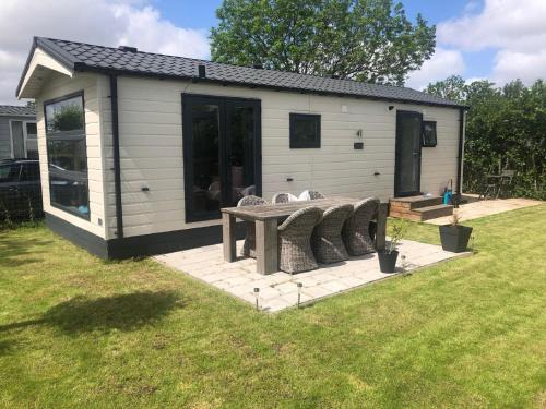 Charming chalet with spacious garden on a holiday park near the Wadden Sea