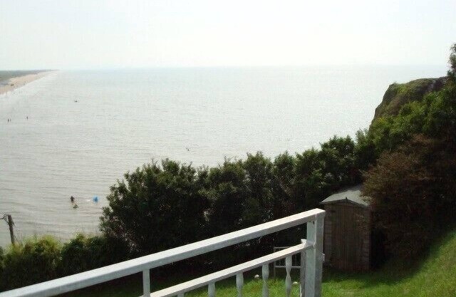 CHARMING CHARACTER COTTAGE WITH PANORAMIC VIEWS AND BEACH ACCESS 2 MIN WALK