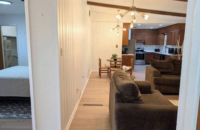 Charming Clovis Retreat: Central Location, Modern Amenities, Cozy Style