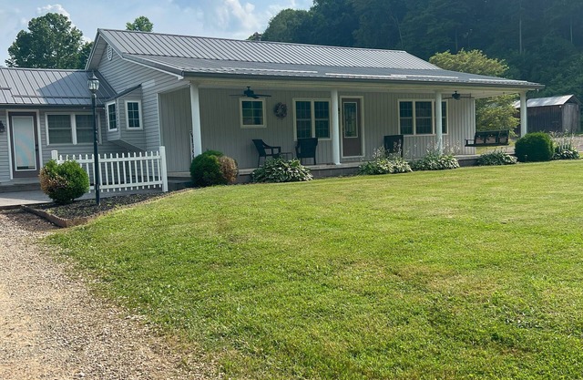 Charming cottage, fire pit, patio, porch, close to caves, in Hocking Hills.