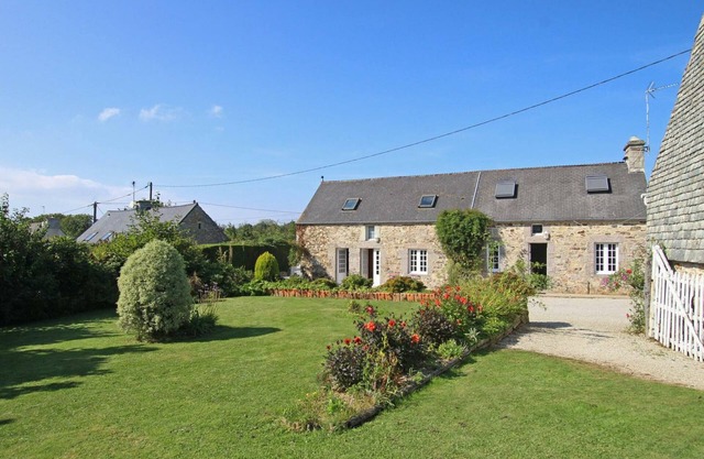 Charming Coastal Cottage with Fireplace, Garden, and Baby-Friendly Amenities in La Hague