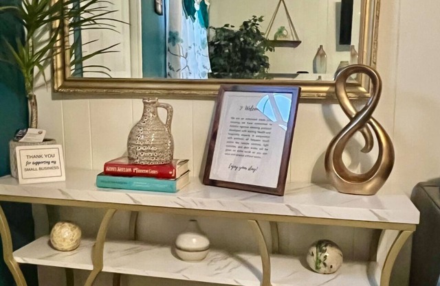 Charming Colonial Home Near Major Hospitals.