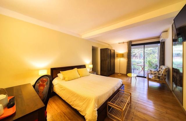 Charming, comfortable room, peaceful setting in a large garden, swimming pool, jacuzzi.