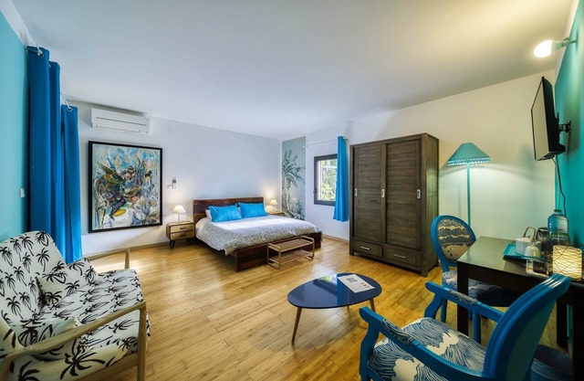 Charming, comfortable blue room, peaceful setting in a large garden, swimming pool, jacuzzi.