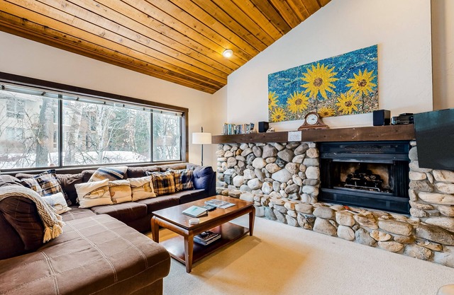Charming condo with mountain views, fireplace, hot tub & deck