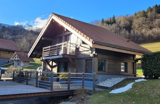 CHARMING, COSY DUPLEX CHALET BETWEEN LAKE AND MOUNTAINS