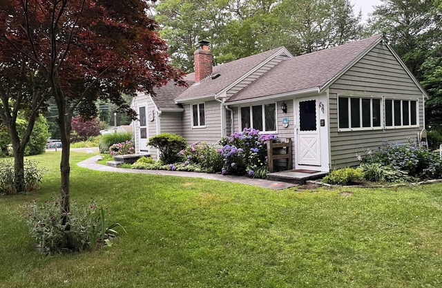Charming Cottage, breezy, bright and peaceful. Walking distance to beach and bar