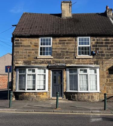 Charming Cottage by Cafés, Bistros & Town, Walks & Dog-Friendly