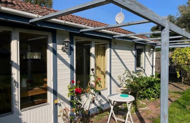 Charming Cottage by Seaside