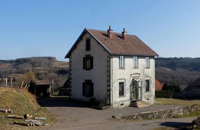 Charming cottage in La Montagne with fireplace, pets allowed