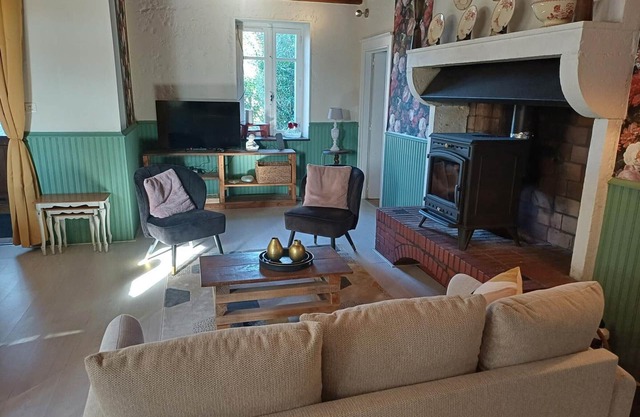 Charming cottage in natural setting for 6 people