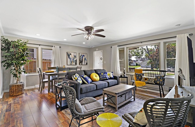 Charming Cottage - Lake access steps away ! 2 King beds/1 Queen Sleeper Sofa
