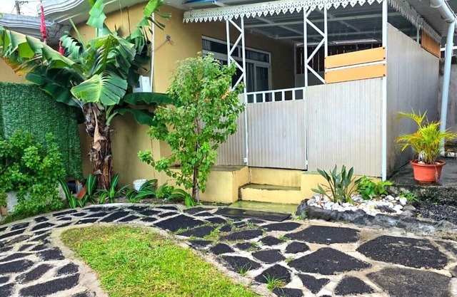 Charming cottage located 1 minute from the beach