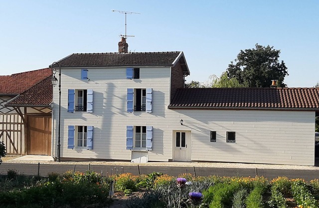 Charming Cottage near Lac du Der: Garden, Garage, and Central Heating