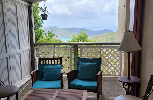 Charming cottage, near North Shore beaches. Great location!