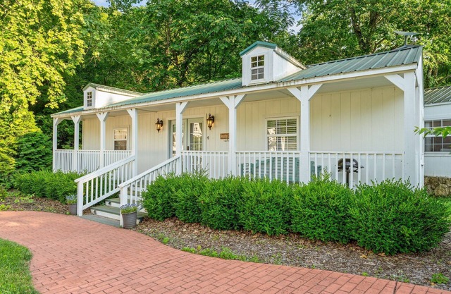 Charming Cottage Near Branson | Babbling Creek & Covered Porch