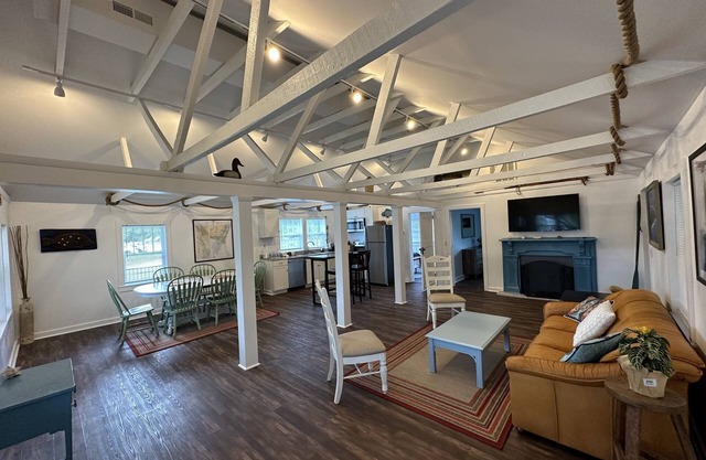 Charming Cottage! Open space with coastal theme. Centrally located.
