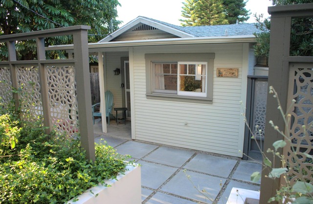 Charming Cottage Retreat in Silver Lake w Terrace- 30 Night Minimum
