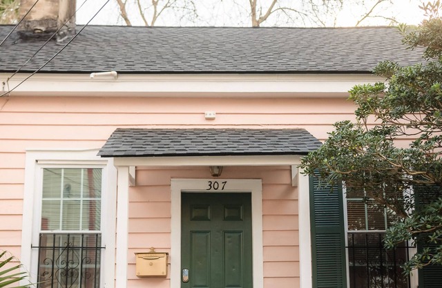 Charming Cottage w/ Courtyard 2 blocks to Forsyth Park