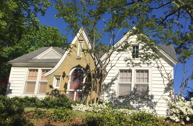 Charming Cottage Walking Distance from Square and Campus