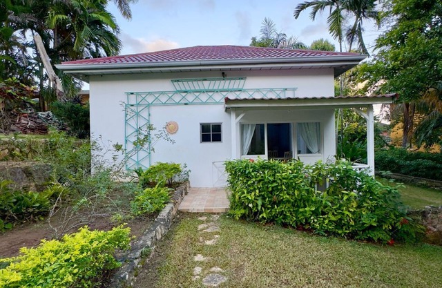 Charming cottage with WiFi and AC in beautiful Reading with pool and Ocean view.