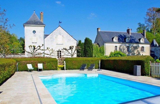 Charming Cottage with Heated Pool, Near Loire River, 2BR, Wi-Fi, Parking