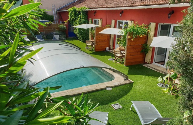 Charming cottage with jacuzzi and swimming pool in the heart of the village of Vacqueyras