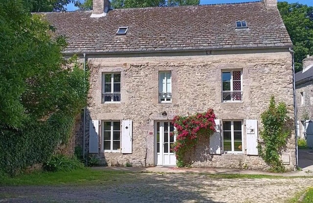Charming Cottage with Patio, BBQ, WiFi & Scenic Views in La Hague
