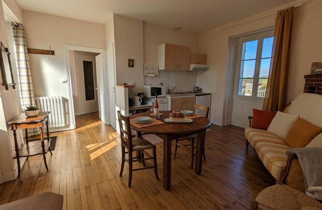 Charming Cottage with Private Courtyard, Wifi, and Parking in Peaceful Countryside