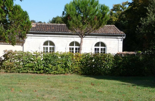 Charming Cottage with Private Gardens, Baby Gear, Near Cognac