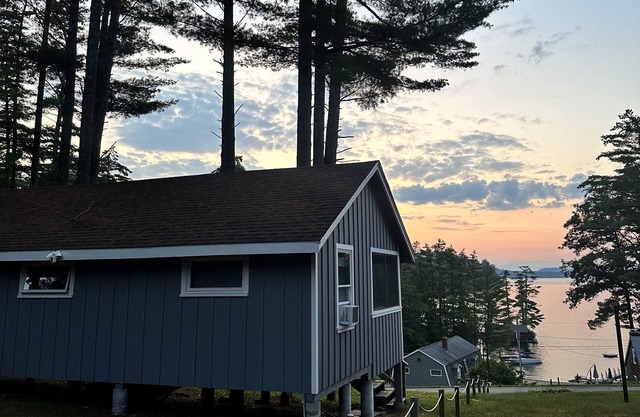 Charming cottage with beach access, a grill, dock, & nearby golf