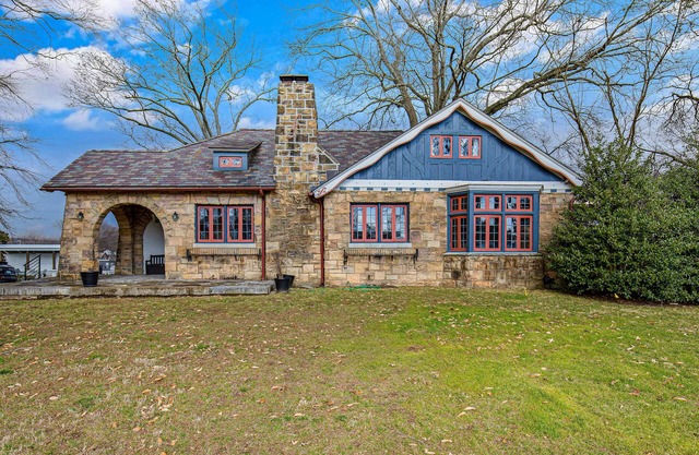 Charming cottage with pool, patio, central AC & fitness area