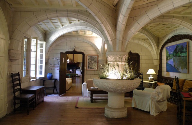 Charming country chateau for 14 people in a self-contained apartment.