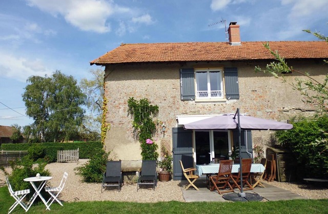 Charming Country Cottage with Modern Comfort, Garden, and Family Amenities