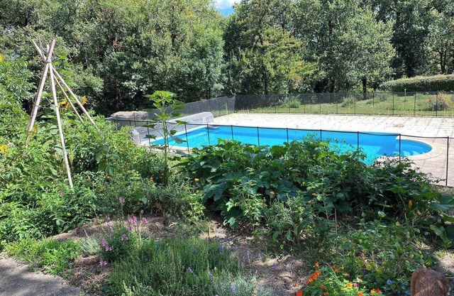 Charming country cottage - pool - capacity for 8 people.