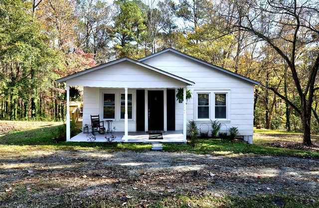 Charming Country Cottage Retreat - Walking distance to Downtown
