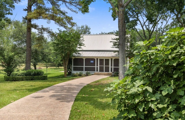 Charming Country Farmhouse Getaway!