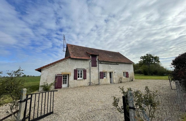 Charming Country Home with Large Garden, BBQ, and Modern Comforts Near N7