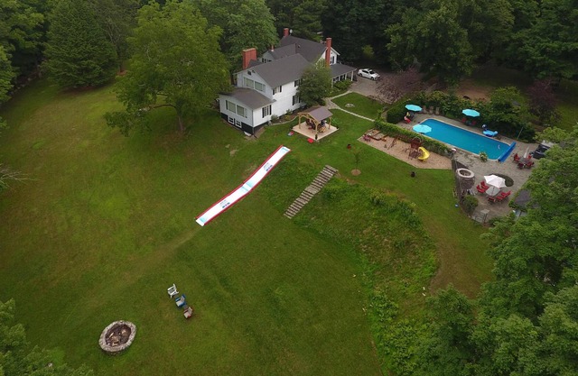 Charming Countryside Farmhouse Loaded with Amenities