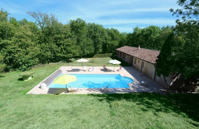 Charming countryside cottage - pool - capacity for 8 people.