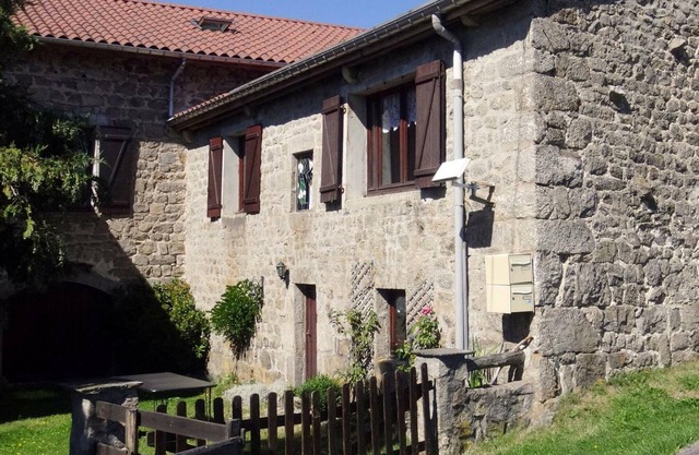 Charming Countryside Retreat with Fireplace, Garden, and WiFi in Marlhes