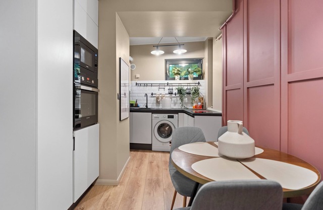 Charming & Cozy 2 BD apt, Ultracentral with WiFi, AC, across Chabad in Bucharest