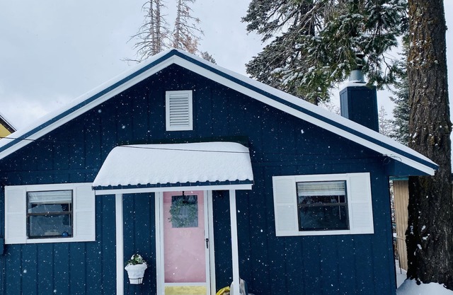 Charming& Cozy Cabin walking distance to downtown and trails