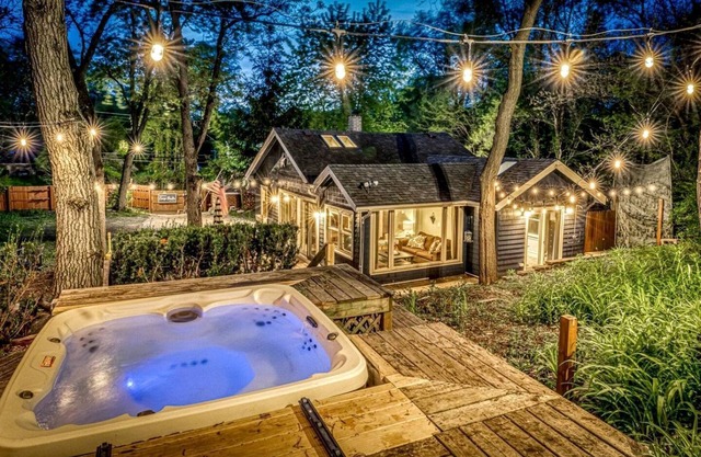 Charming Cozy Cabin with Hot-tub in Gary, Indiana