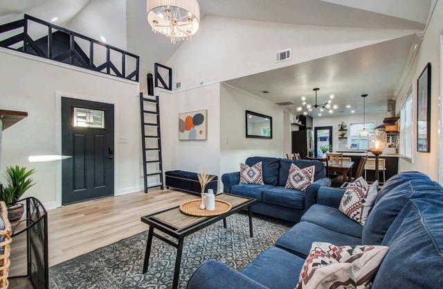 Charming, Cozy & Central | 2-BD/1-BA, Mins to DT