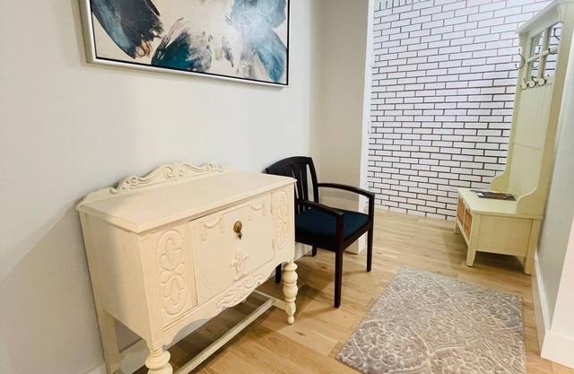 Charming Cozy Modern 2-Bedroom condo