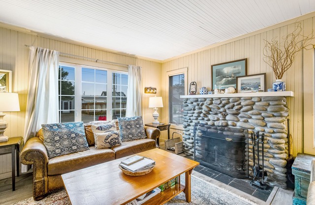 Charming dog-friendly cottage with sauna, easy beach access, deck & yard