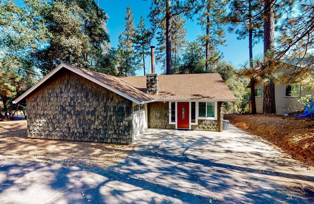Charming, dog-friendly retreat with a fireplace, modern kitchen, & washer/dryer
